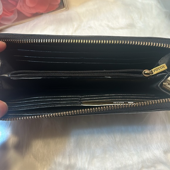 Fossil zip around black wallet - Picture 4 of 6
